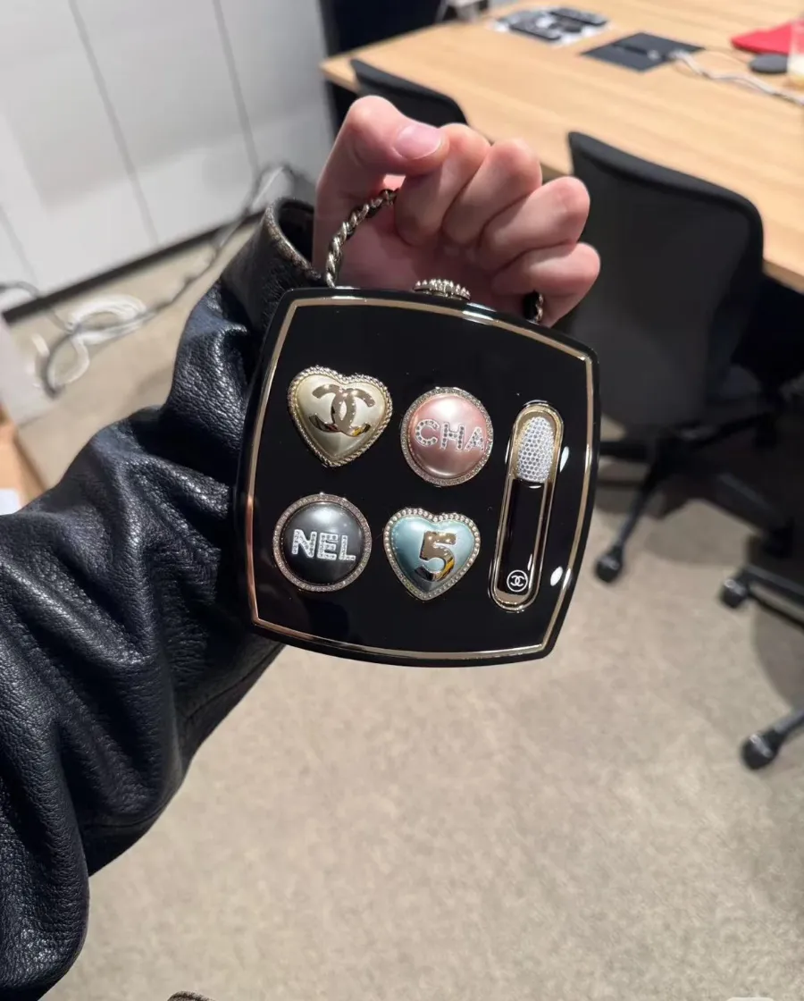 chanel_as5652_side.jpg