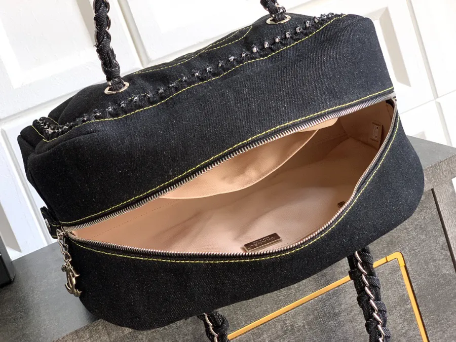 chanel_denim_bostonbag_2240000601656_detail_03.jpg