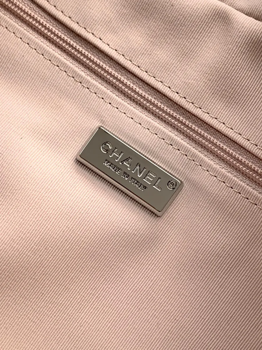 chanel_denim_bostonbag_2240000601656_detail_04.jpg