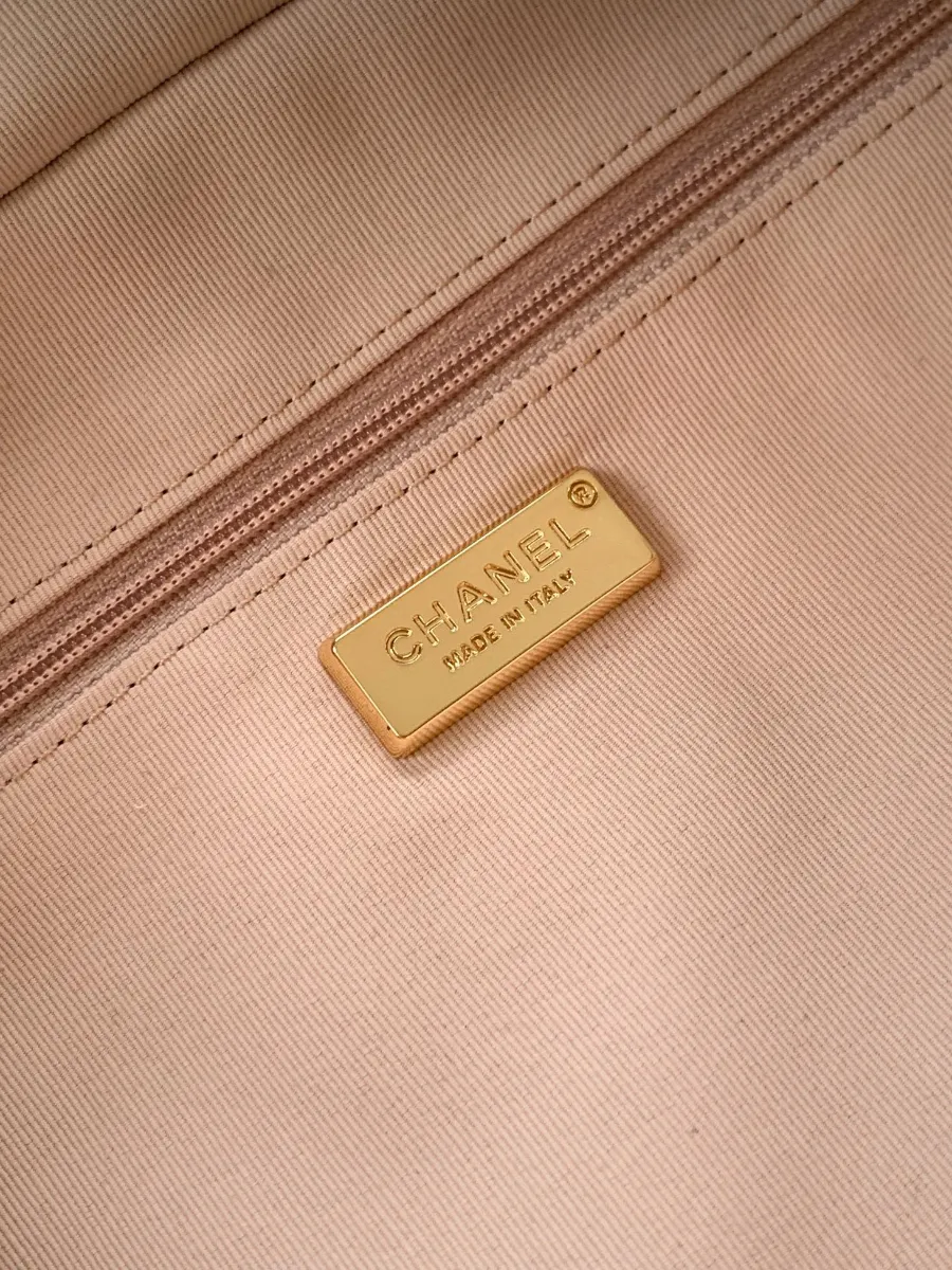 chanel_denim_bostonbag_2240000601656_detail_04.jpg