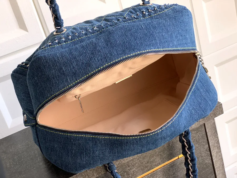 chanel_denim_bostonbag_2240000601656_detail_03.jpg