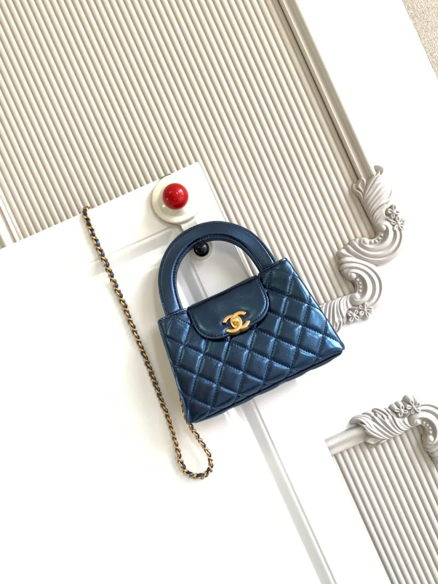 chanel_lambskin_kellybag_as4416_detail_01.jpg