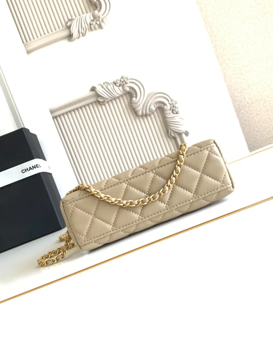 chanel_lambskin_kellybag_as4416_bottom.jpg