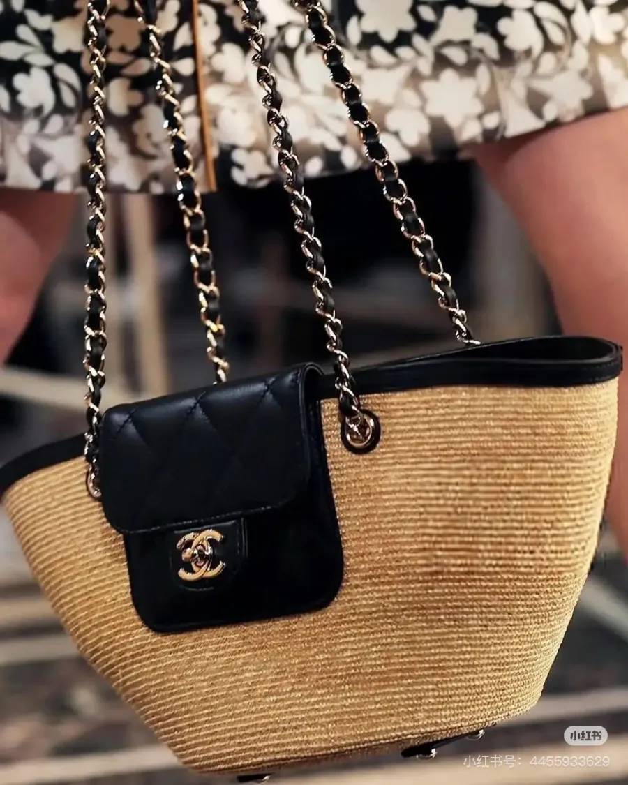 chanel_26c_latest_woven_totebag_as5951_detail_05.jpg