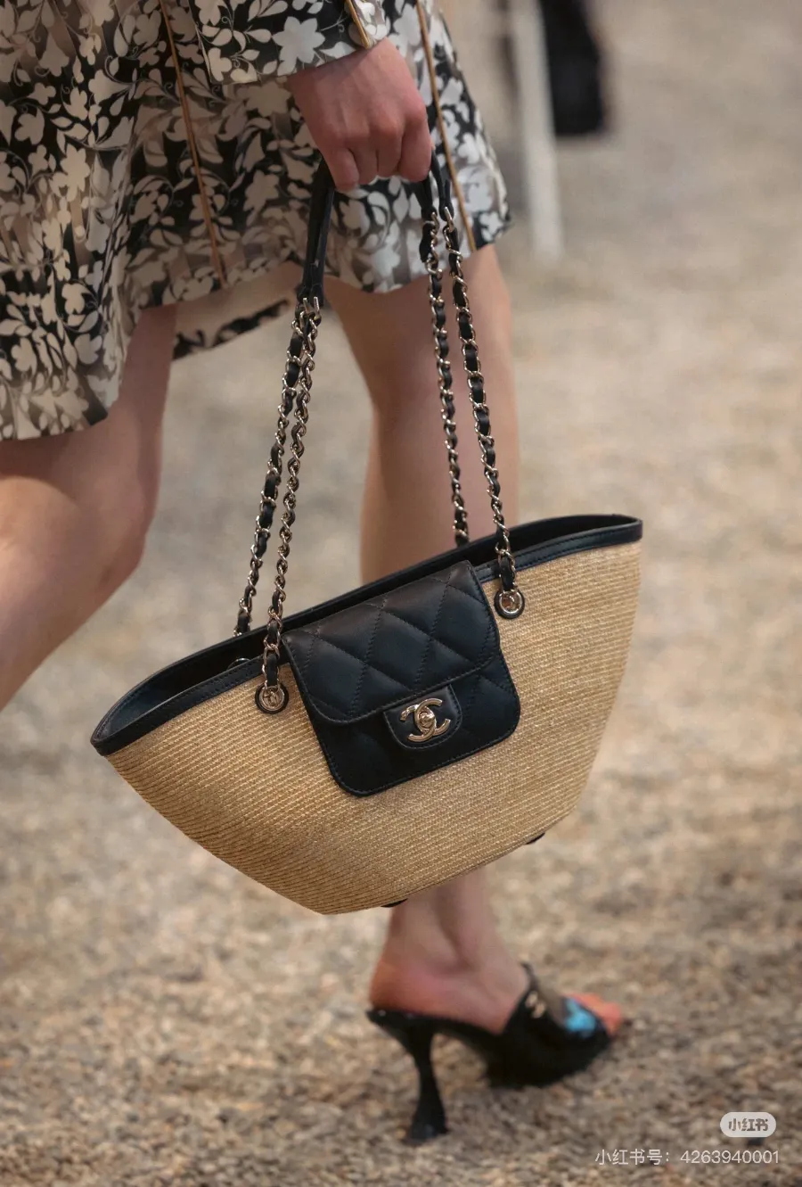 chanel_26c_latest_woven_totebag_as5951_detail_06.jpg