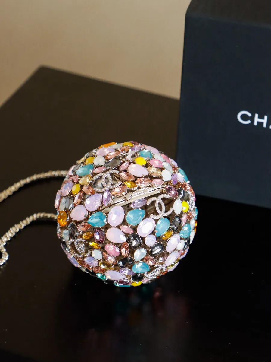 chanel_swarovski_crystal_diamond_ball_clutch_bottom.jpg