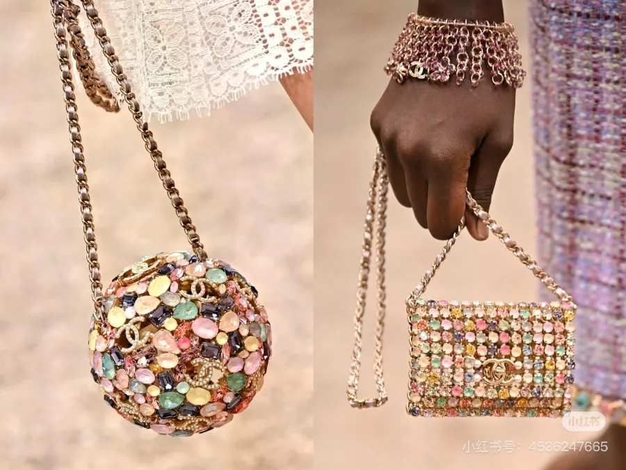 chanel_swarovski_crystal_diamond_ball_clutch_detail_08.jpg