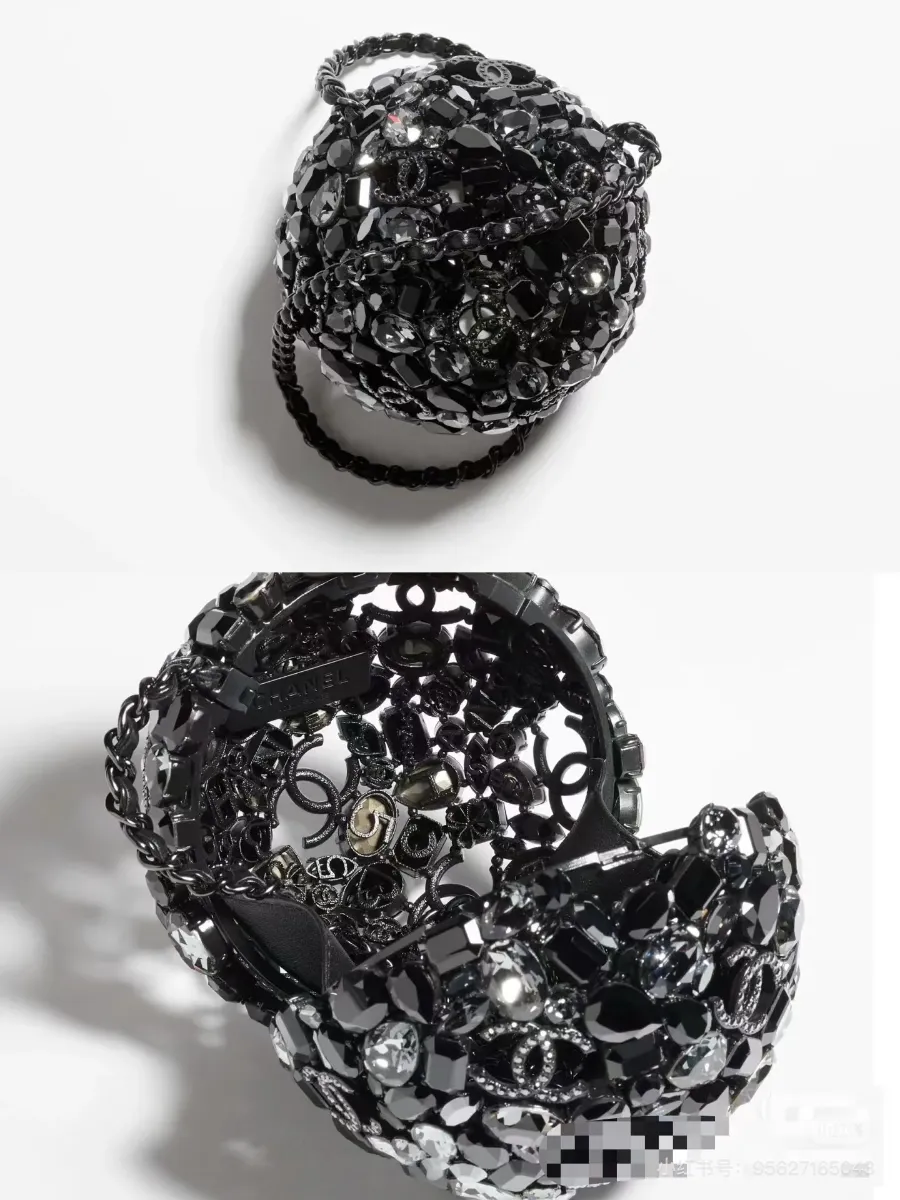 chanel_swarovski_crystal_diamond_ball_clutch_detail_06.jpg