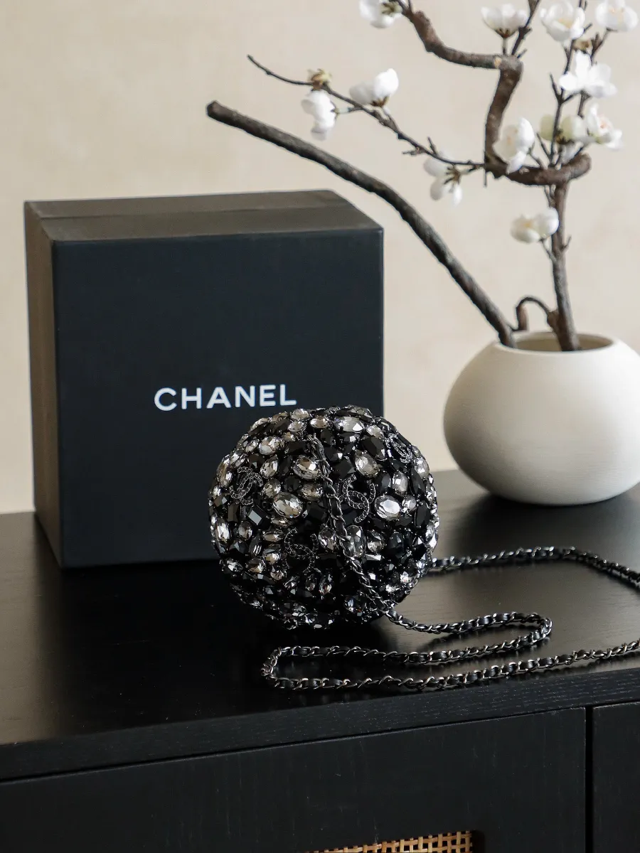 chanel_swarovski_crystal_diamond_ball_clutch_front.jpg