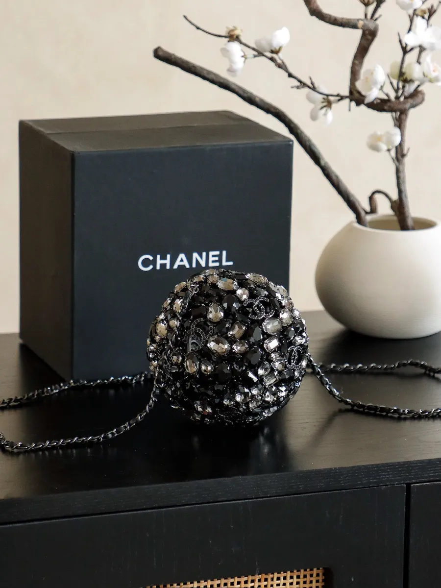 chanel_swarovski_crystal_diamond_ball_clutch_side.jpg