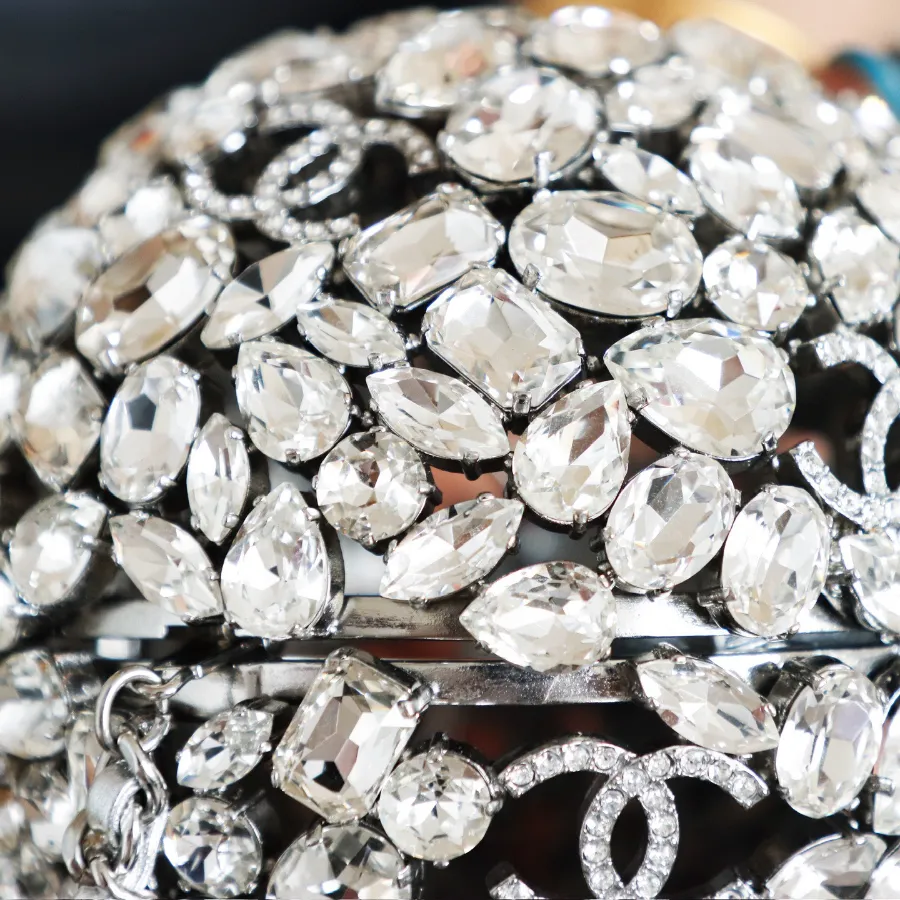 chanel_swarovski_crystal_diamond_ball_clutch_detail_02.jpg