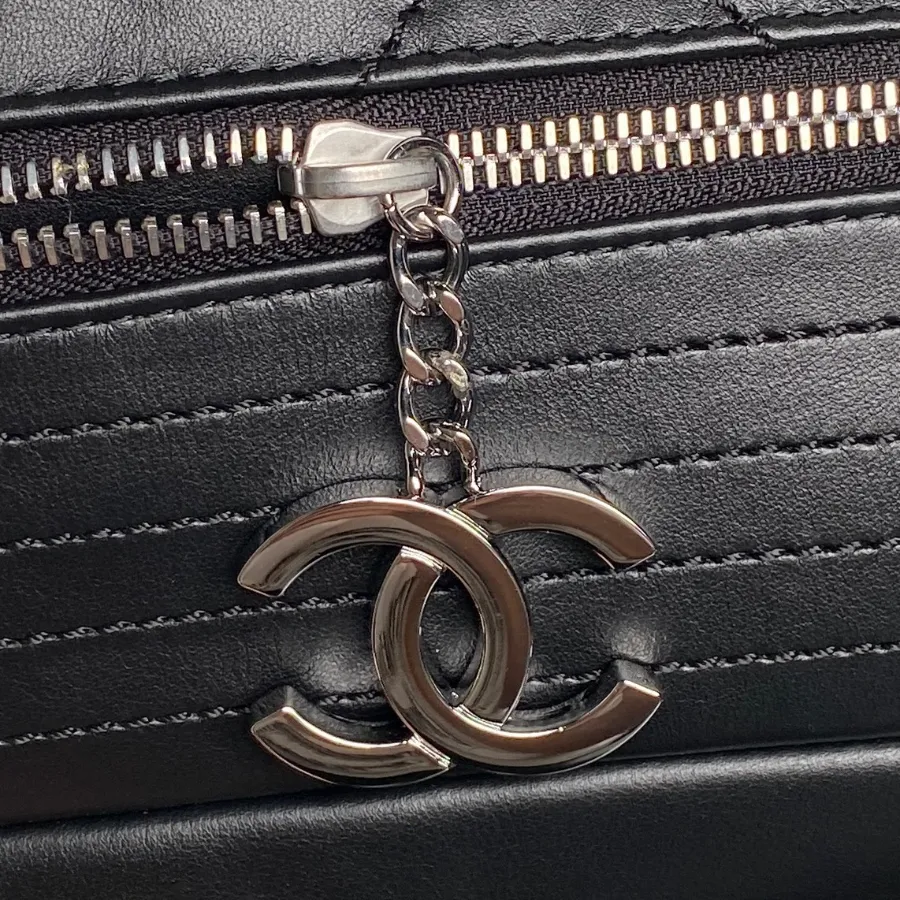 chanel_vintage_paris-london_flap-bag_9902_detail_01.jpg