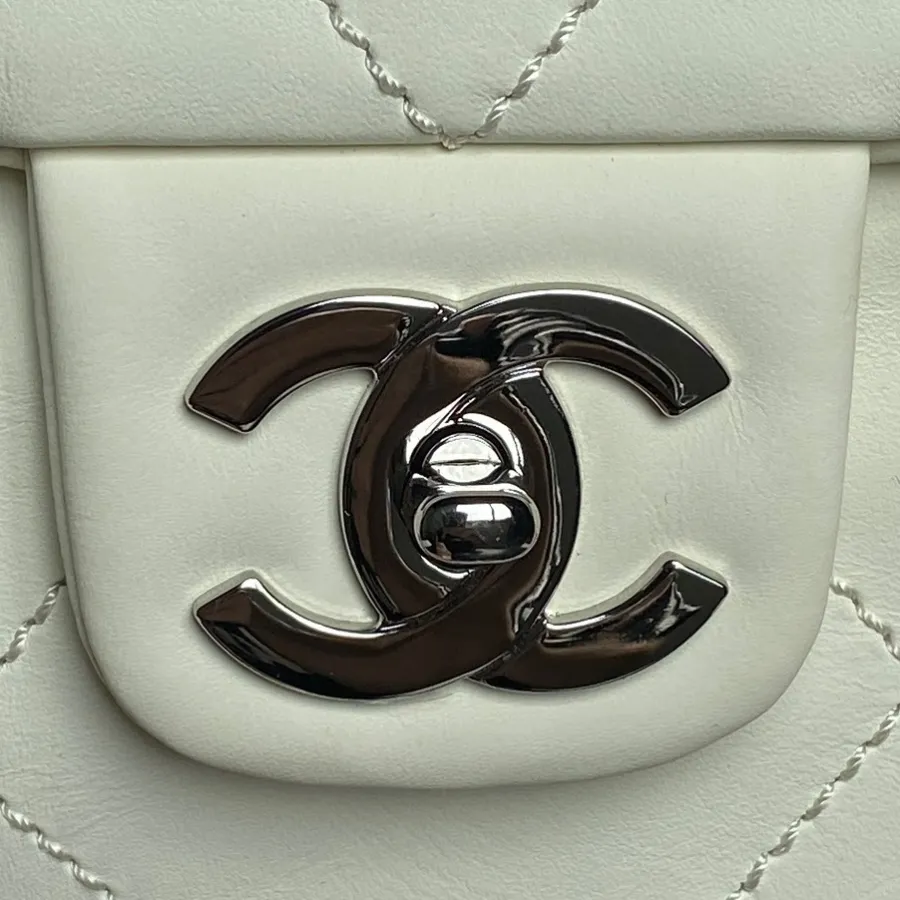 chanel_vintage_paris-london_flap-bag_9902_detail_01.jpg