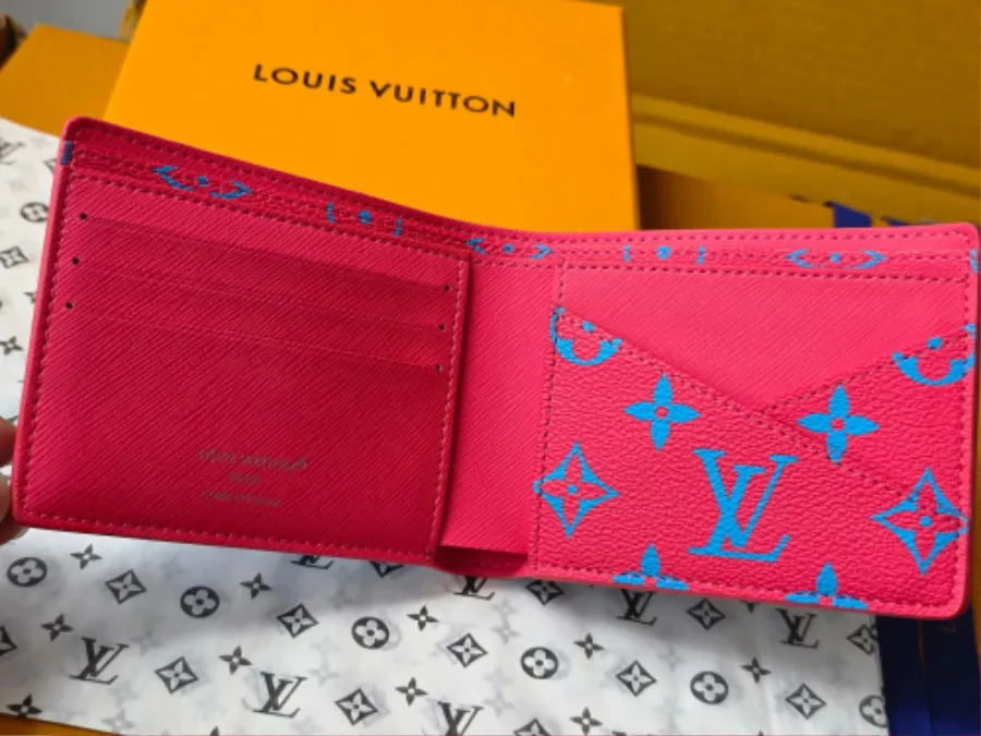 Louis_Vuitton_루이비통_멀티플_모노그램_반지갑_M14694_detail_01.jpg
