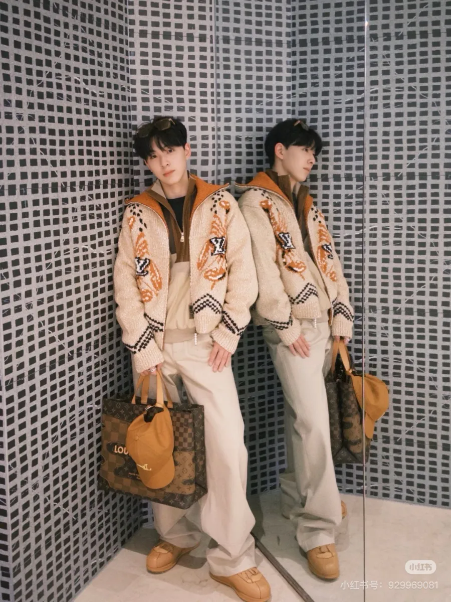Louis Vuitton 루이비통 자수 니트 허리 집업 가디건 [가격문의상품입니다] 14
