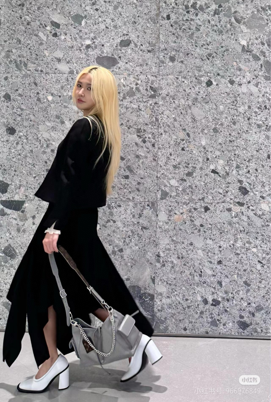 Louis Vuitton 루이비통 CarryAll Cargo 스몰 토트백 33cm M12579 1