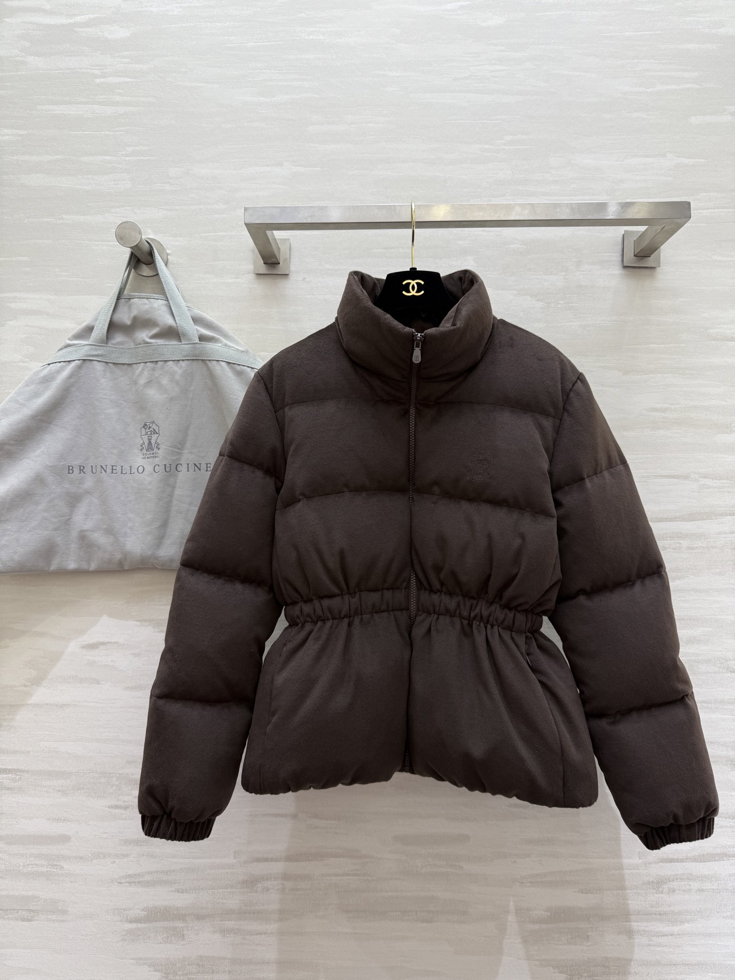 Brunello Cucinelli 브루넬로 쿠치넬리 2025 가을·겨울 여성 하이넥 허리 스트링 구스다운 점퍼 10