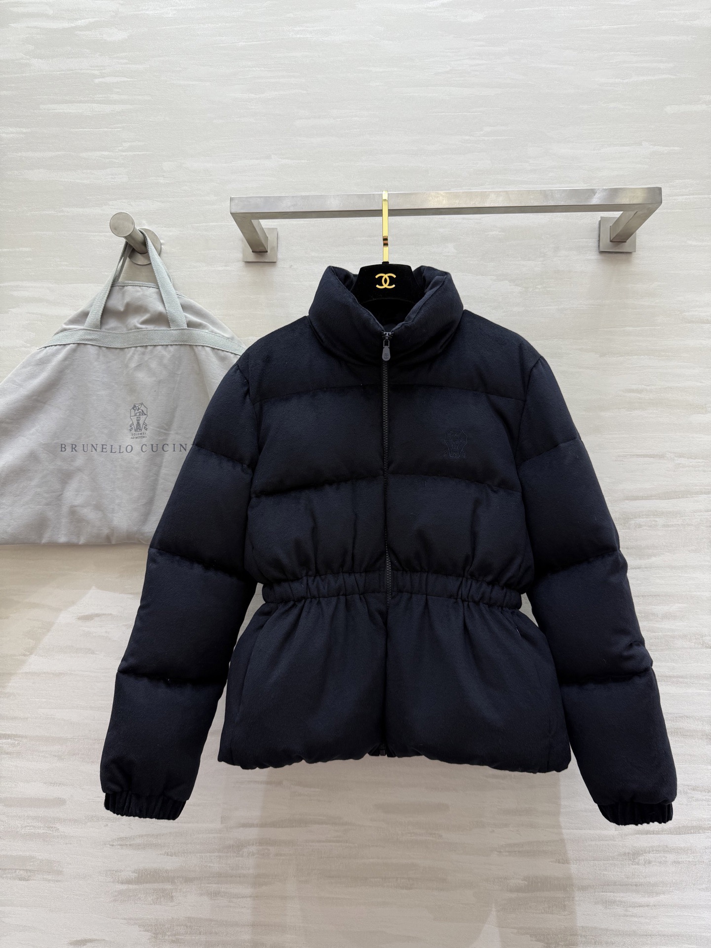 Brunello Cucinelli 브루넬로 쿠치넬리 2025 가을·겨울 여성 하이넥 허리 스트링 구스다운 점퍼 10