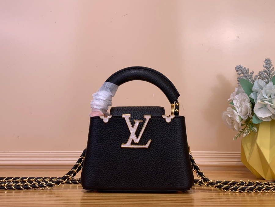 Louis Vuitton 루이비통 2025 카퓌신 나노 블랙 토뤼옹 가죽 핸드백 2