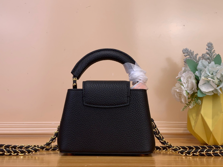 Louis Vuitton 루이비통 2025 카퓌신 나노 블랙 토뤼옹 가죽 핸드백 4