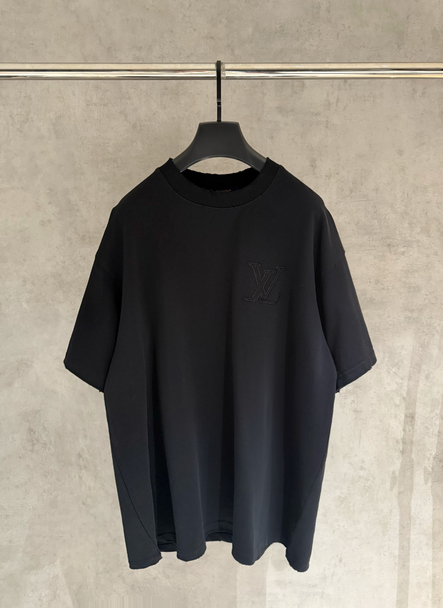 LOUIS VUITTON 루이비통 SS2023 자수 로고 반팔 티셔츠 블랙 1