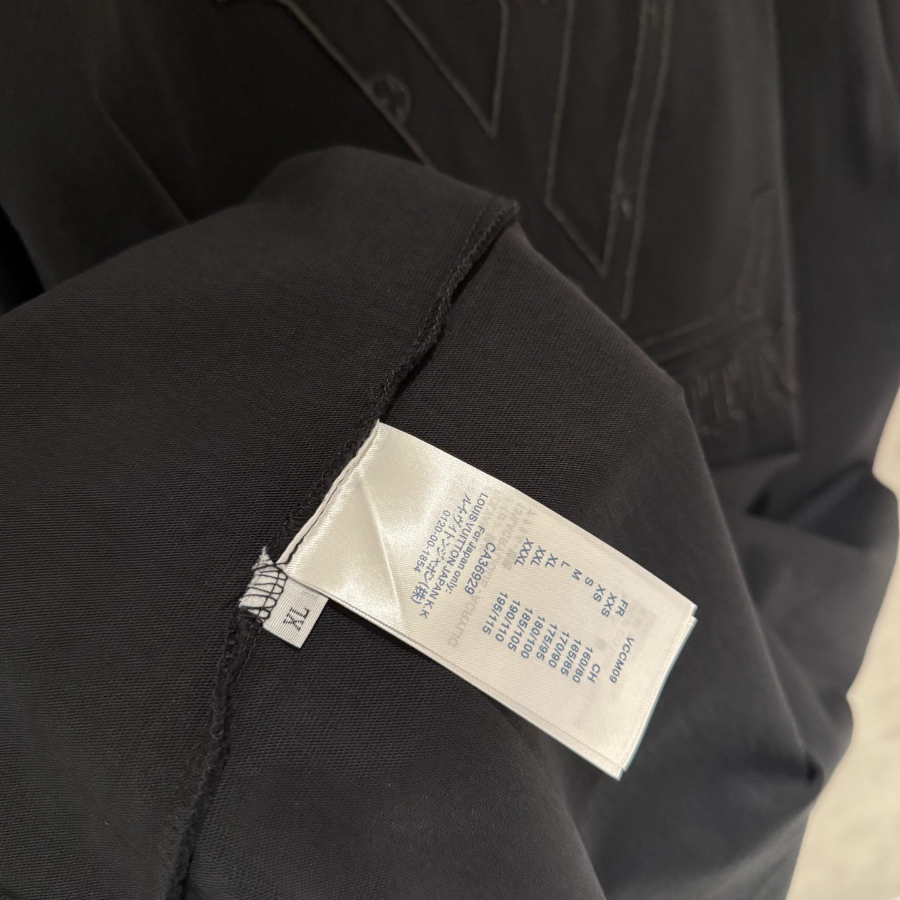 LOUIS VUITTON 루이비통 SS2023 자수 로고 반팔 티셔츠 블랙 8