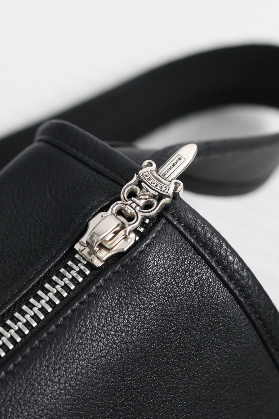 Chrome Hearts Soft Shoulder Tiny/B Fleur-de-Lis 크롬하츠 소프트 숄더 타이니 B 백합 문양 크로스백 21