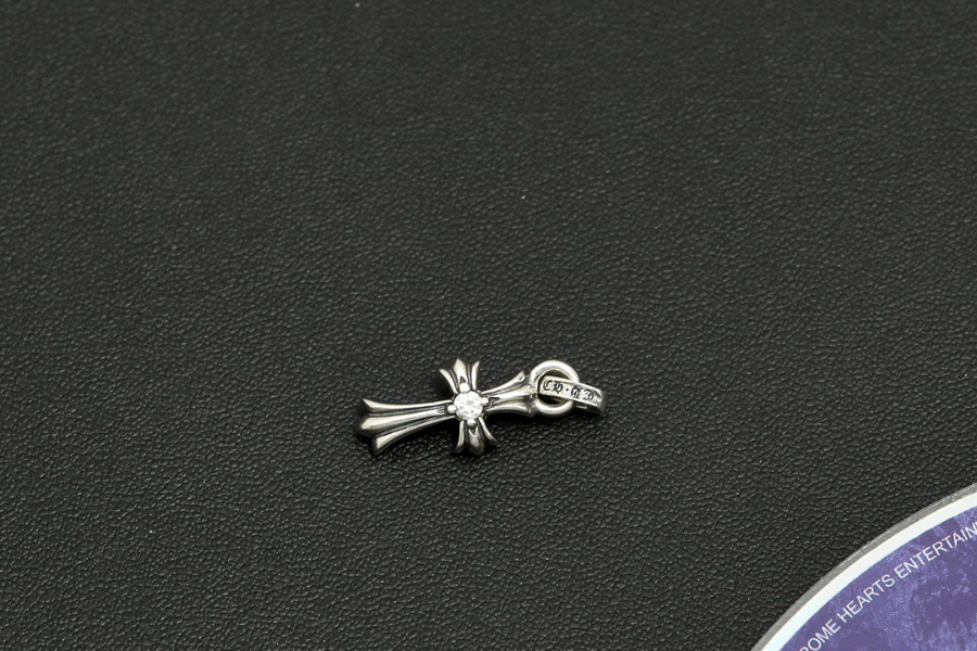 Chrome Hearts Mini Single Diamond Cross Pendant 크롬하츠 미니 싱글 다이아 크로스 펜던트 12