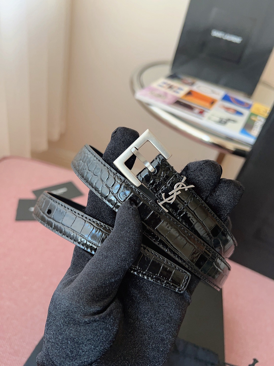 SAINT LAURENT Slim Croc-Embossed Monogram Leather Belt 생로랑 슬림 크로커 엠보 모노그램 가죽 벨트 실버 1