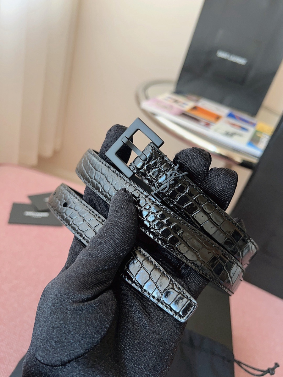 SAINT LAURENT Slim Croc-Embossed Monogram Leather Belt 생로랑 슬림 크로커 엠보 모노그램 가죽 벨트 블랙 1