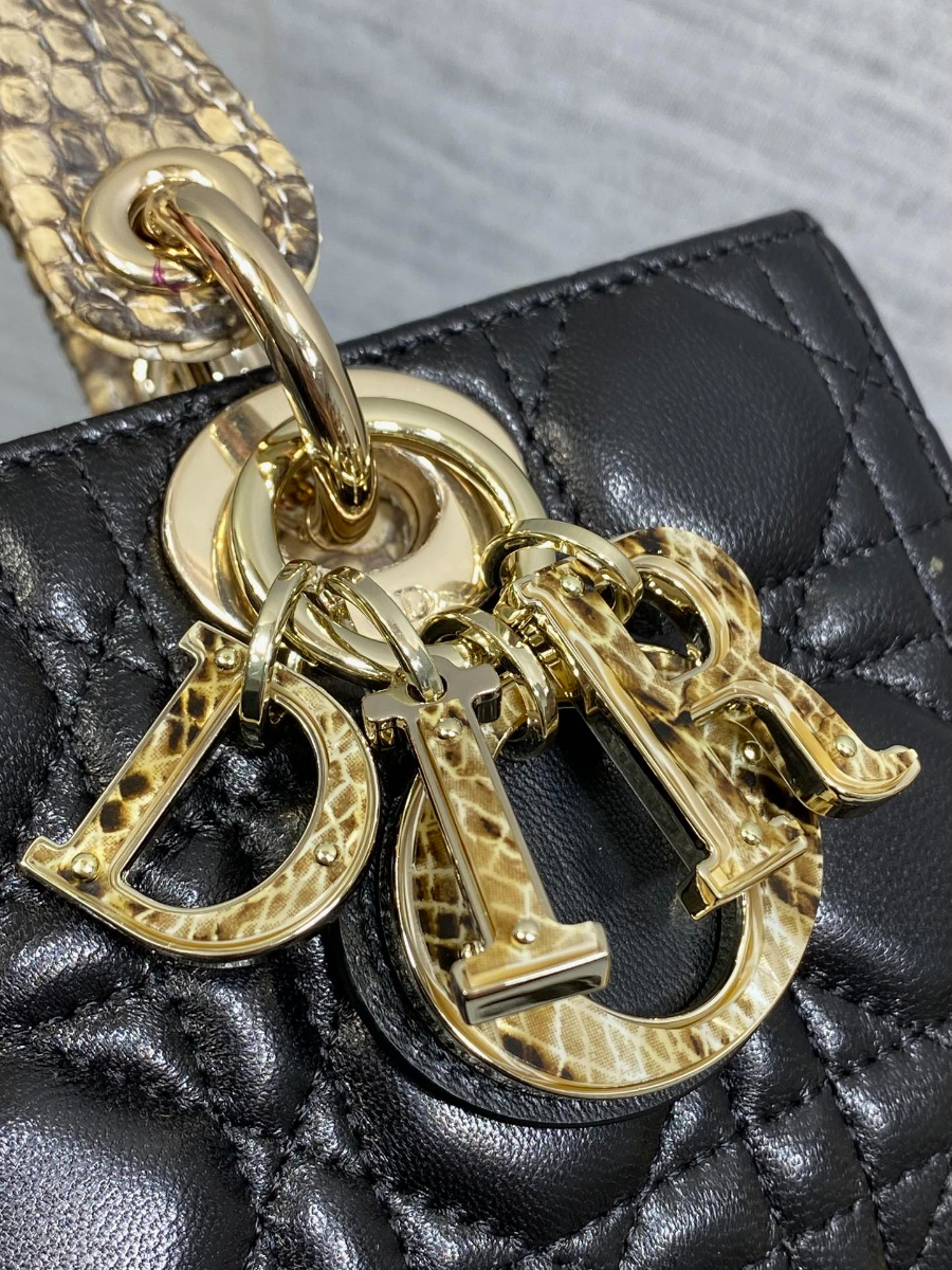 Dior 디올 Lady Dior 스몰 파이톤 패턴 램스킨 토트백 디조이백 블랙 골드 하드웨어 22cm  4