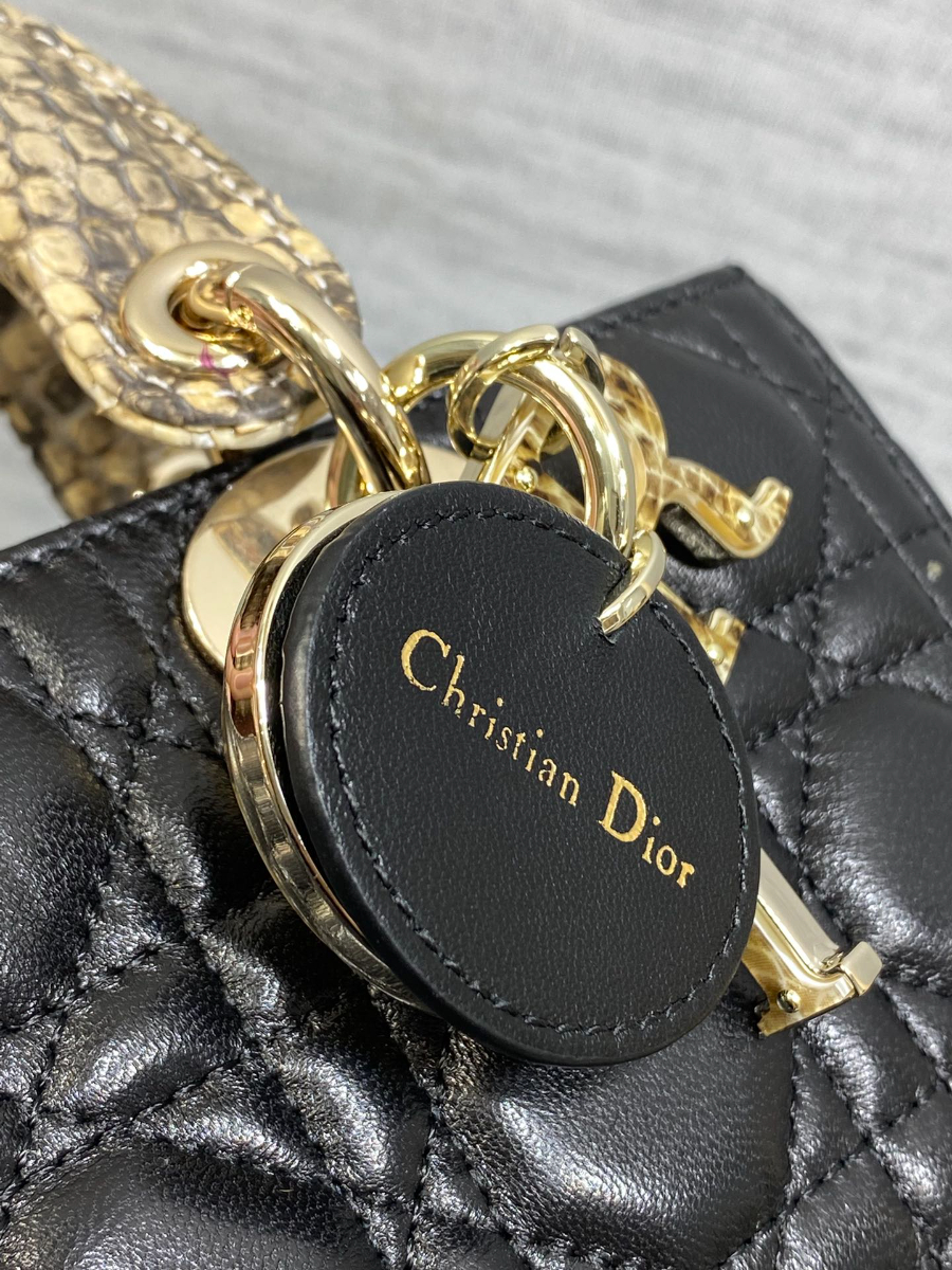 Dior 디올 Lady Dior 스몰 파이톤 패턴 램스킨 토트백 디조이백 블랙 골드 하드웨어 22cm  5