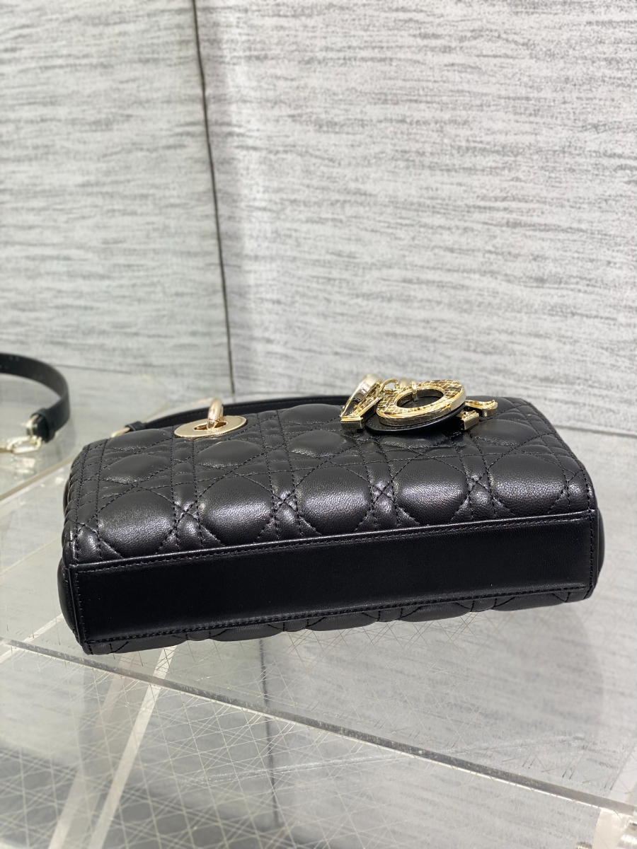 Dior 디올 Lady Dior 스몰 파이톤 패턴 램스킨 토트백 디조이백 블랙 골드 하드웨어 22cm  7