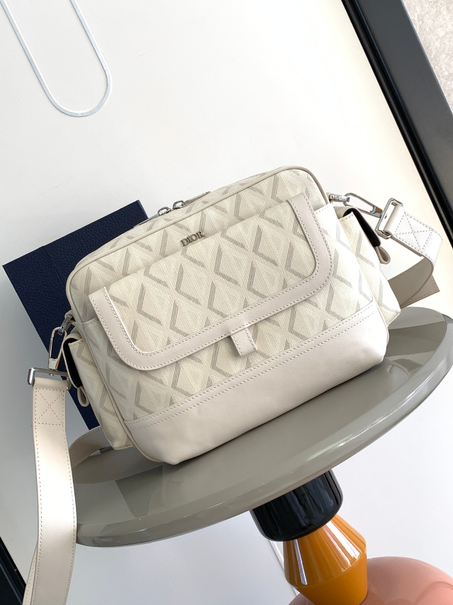 Dior Hit the Road Messenger Bag 디올 히트 더 로드 CD 다이아몬드 메신저백 (오프화이트, 스몰) 1