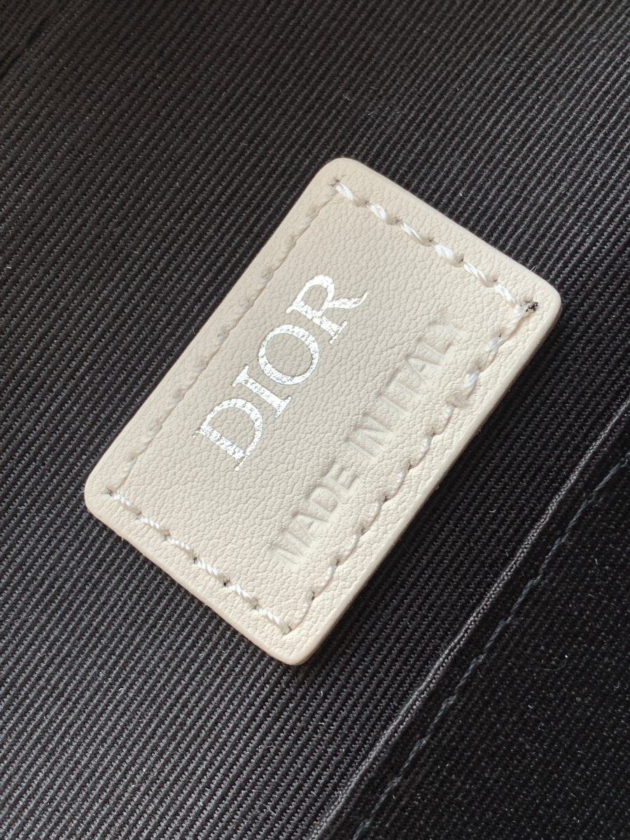 Dior Hit the Road Messenger Bag 디올 히트 더 로드 CD 다이아몬드 메신저백 (오프화이트, 스몰) 9