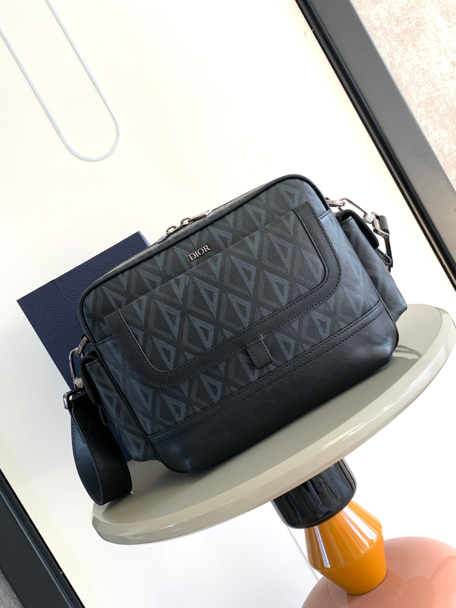 Dior Hit the Road Messenger Bag 디올 히트 더 로드 CD 다이아몬드 메신저백 (네이비, 스몰) 1