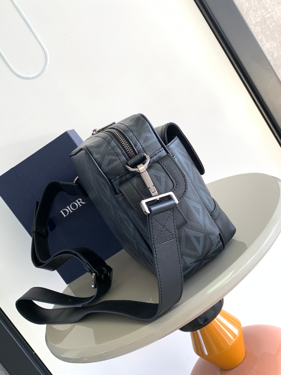 Dior Hit the Road Messenger Bag 디올 히트 더 로드 CD 다이아몬드 메신저백 (네이비, 스몰) 2