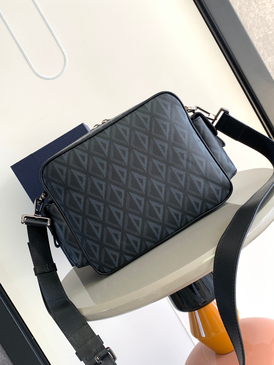 Dior Hit the Road Messenger Bag 디올 히트 더 로드 CD 다이아몬드 메신저백 (네이비, 스몰) 3