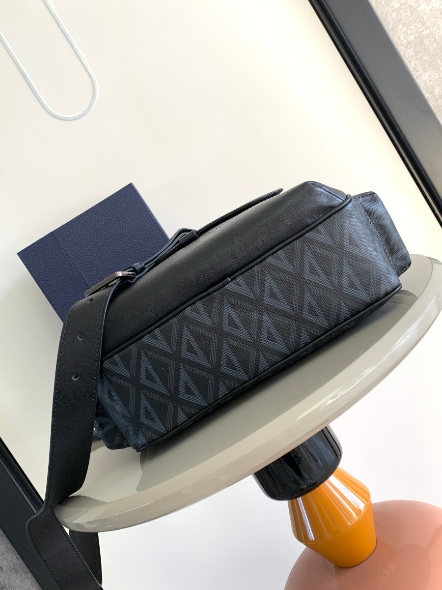 Dior Hit the Road Messenger Bag 디올 히트 더 로드 CD 다이아몬드 메신저백 (네이비, 스몰) 4