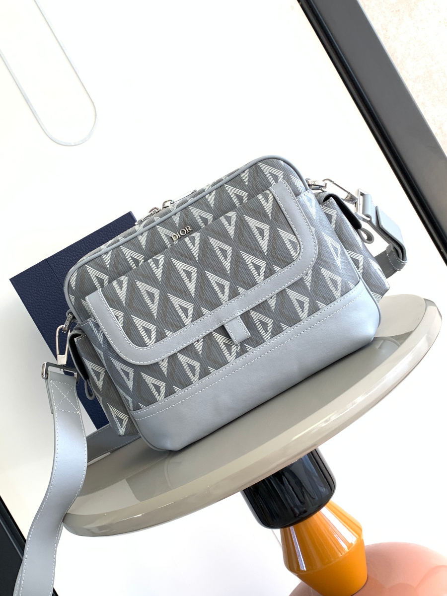 Dior Hit the Road Messenger Bag 디올 히트 더 로드 CD 다이아몬드 메신저백 (그레이, 스몰) 1