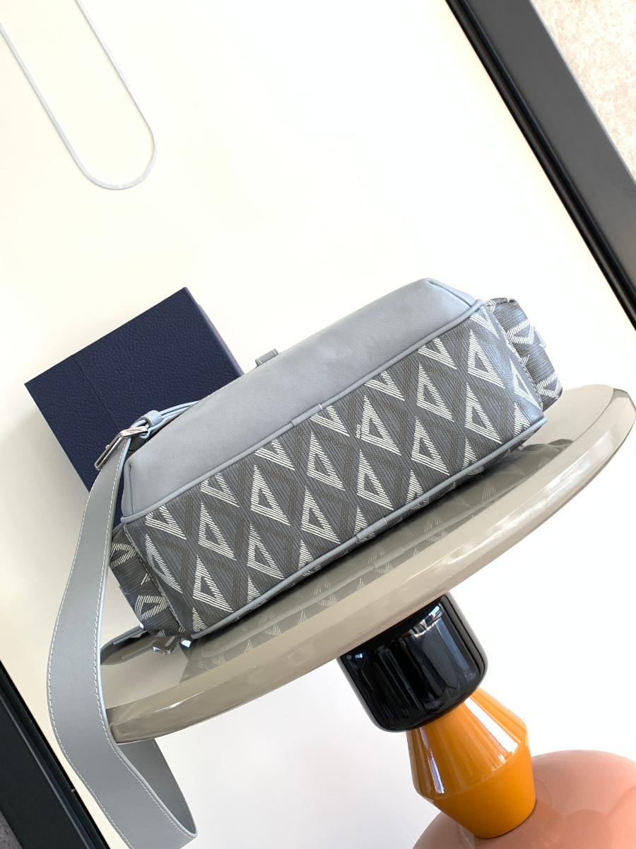 Dior Hit the Road Messenger Bag 디올 히트 더 로드 CD 다이아몬드 메신저백 (그레이, 스몰) 4