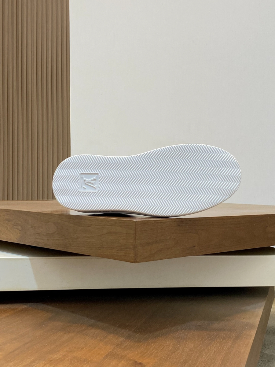 Louis Vuitton 루이비통 모노그램 소가죽 로우탑 스니커즈 9