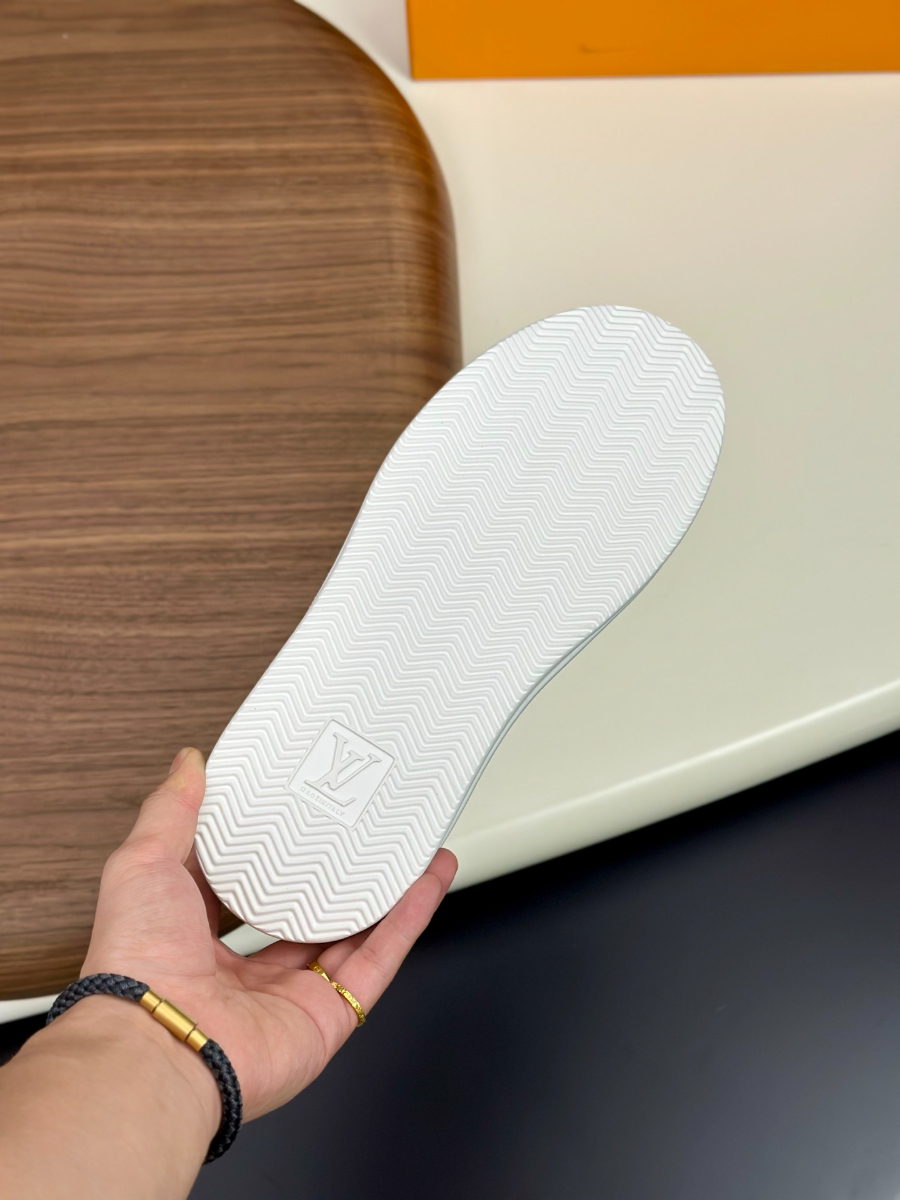 Louis Vuitton 루이비통 LV 모노그램 로우탑 스니커즈 8