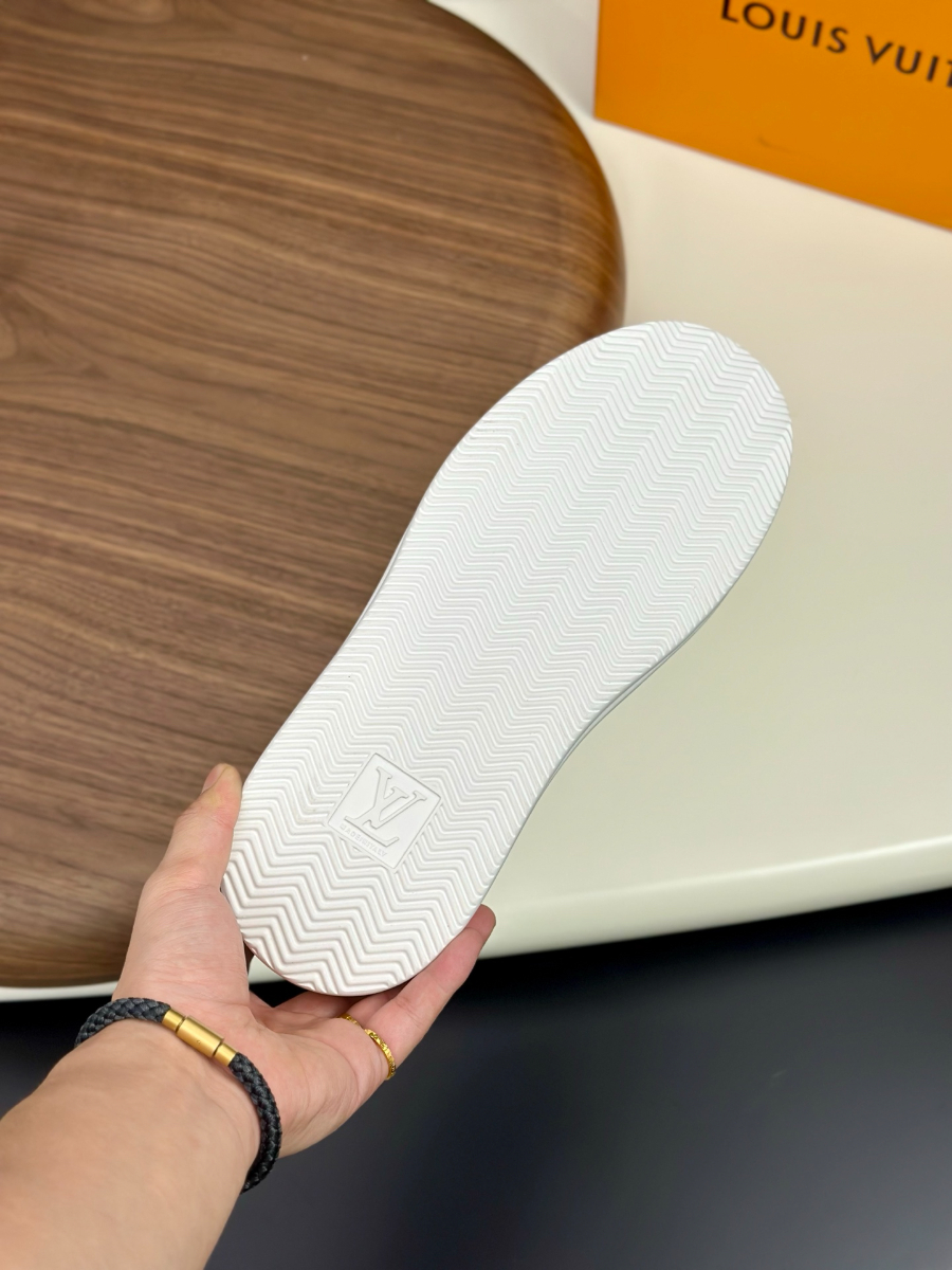 Louis Vuitton 루이비통 LV 모노그램 로우탑 스니커즈 9