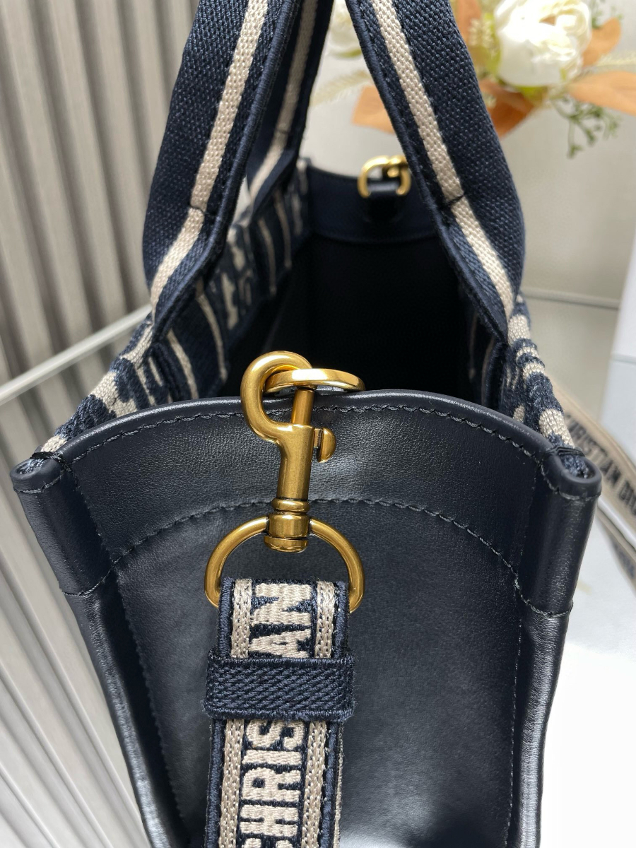 Dior 디올 2024 북 토트 이스트 웨스트 스트랩백  6