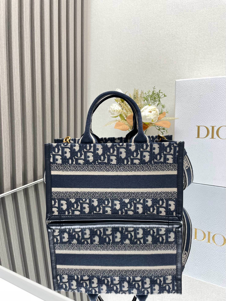 Dior 디올 2024 북 토트 이스트 웨스트 스트랩백  4