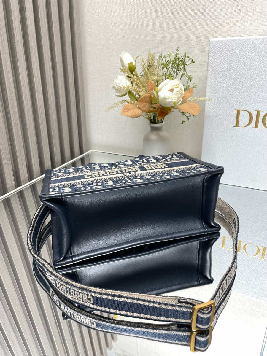 Dior 디올 2024 북 토트 이스트 웨스트 스트랩백  7