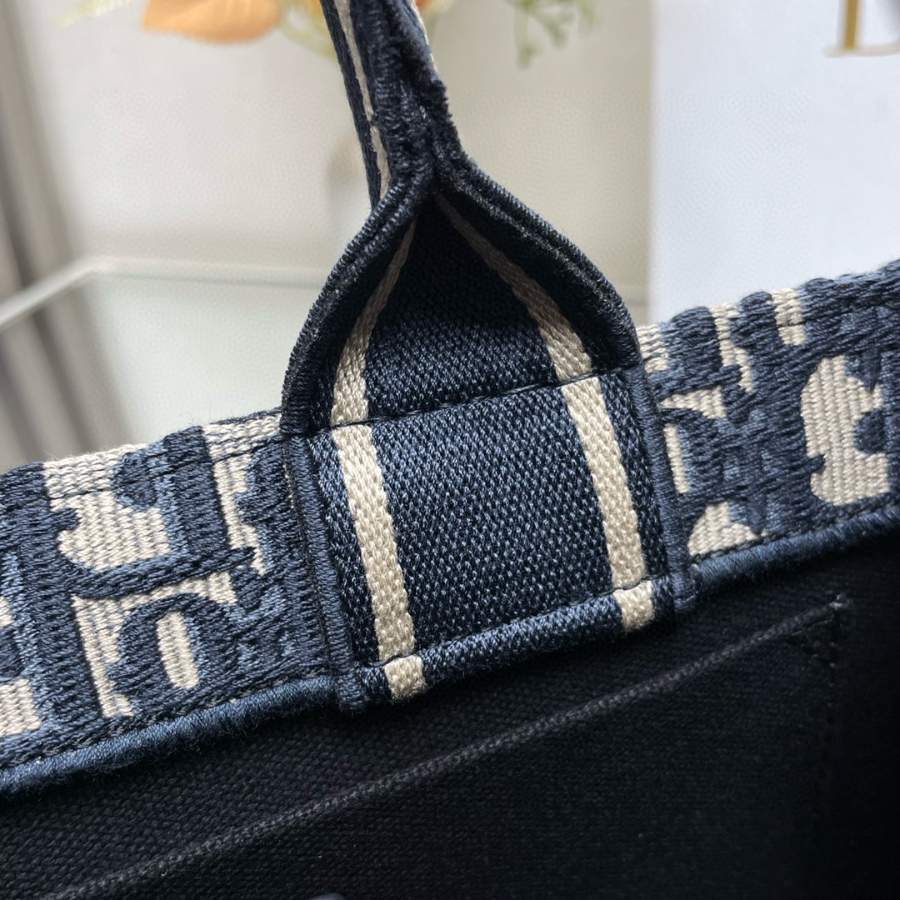 Dior 디올 2024 북 토트 이스트 웨스트 스트랩백  8