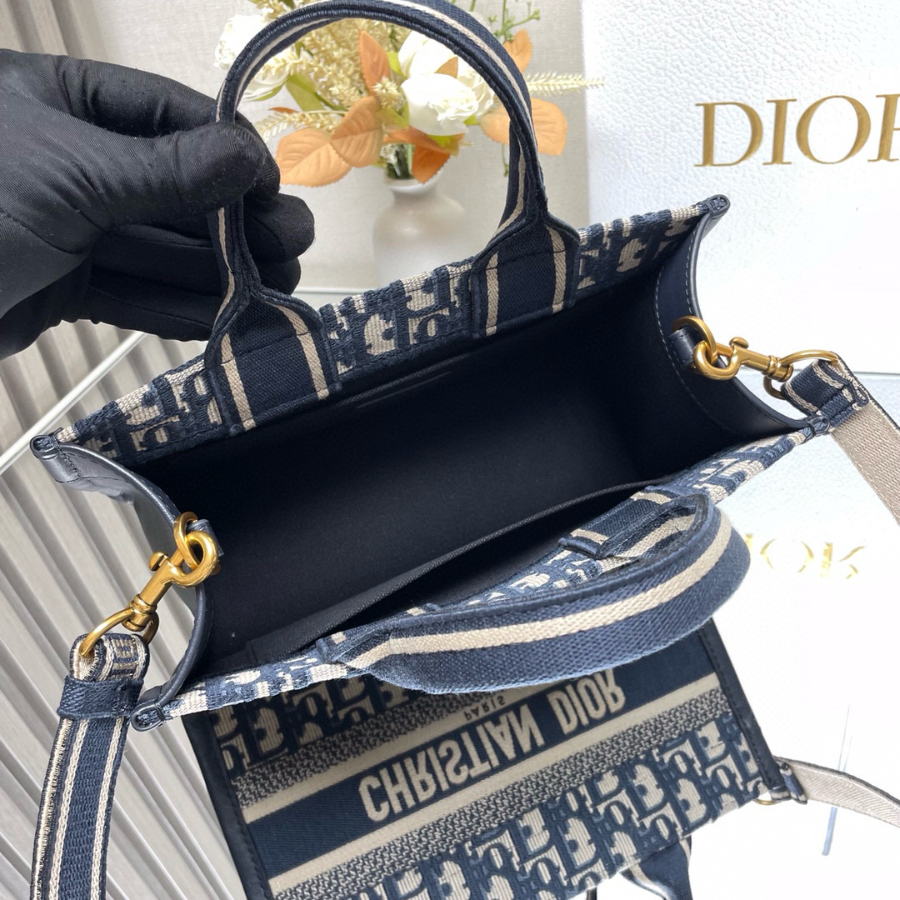 Dior 디올 2024 북 토트 이스트 웨스트 스트랩백  10