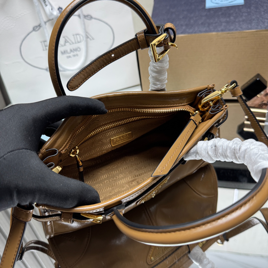 PRADA Re-Edition 1995 Mini Patent Leather 프라다 리에디션 1995 미니 페이턴트 레더 토트백 1BA486 브라운 23cm 8